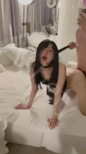 皮带栓着后入小母狗 后续